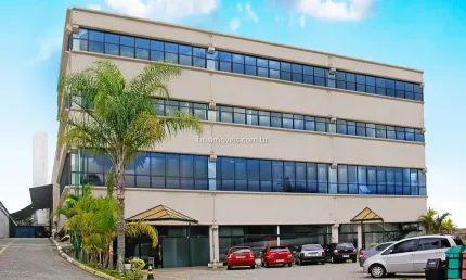 Galpão com 4187m² para locação em Alphaville Empresarial.