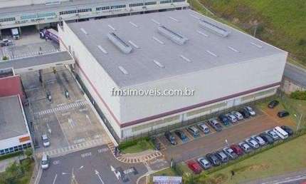 Galpão para Locação em Itapevi-SP, Bairro Itaqui - 1.422,56 m², 2 Banheiros e 6 Vagas de Garagem!
