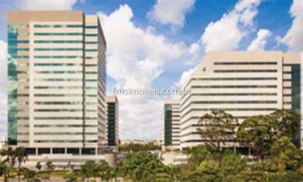 Conjunto comercial com 834m² na Av. das Nações Unidas.