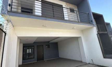 Excelente casa em Camobi, 03 dormitórios , 1suíte,  duas sacadas, 02 de garagem!