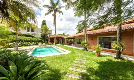 Casa em condomínio para venda com 5 quartos, sendo 3 suítes, 550m²