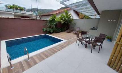 Casa em condomínio para venda com 3 quartos, sendo 3 suítes, 160m²