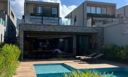 Casa no condomínio AVENIDA DOUTOR FRANCISCO LOUP para venda com 4 quartos, sendo 4 suítes, 261m²