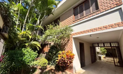 Casa de vila para venda com 4 quartos, sendo 2 suítes, 330m²