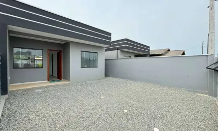 Casa 6 min da praia com espaço nos fundos pra piscina