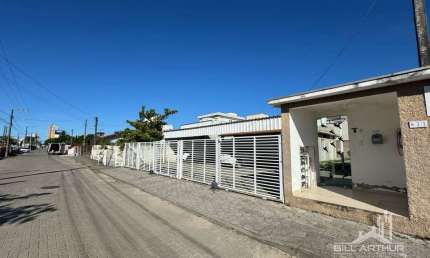 Casa na praia a 800 metros do mar em condomínio fechado