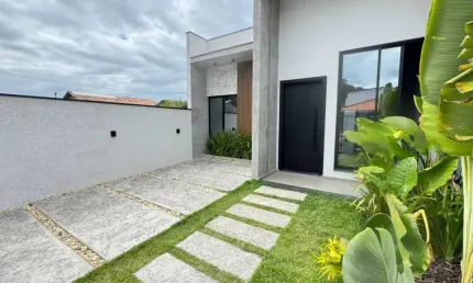 Casa na praia a 6 minutos do mar com excelente acabamento