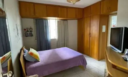 CASA EM RUA PLANA, VÁRIAS ÁRVORES FRUTÍFERAS NO LOTE