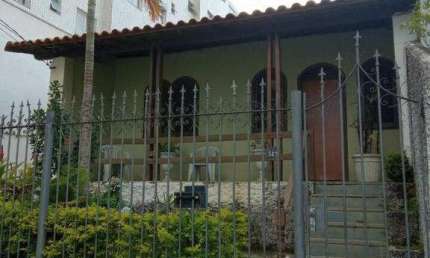 Localização privilegiada, casa com 3 quartos e 5 vagas
