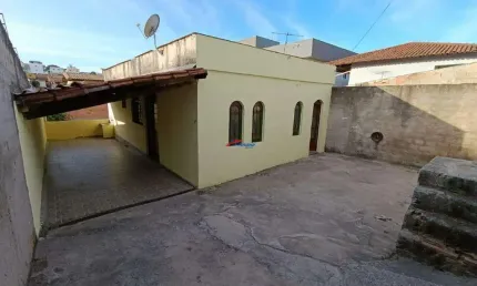 Alugue esta excelente casa independente, ideal para quem busca conforto, espaço e localização estratégica!