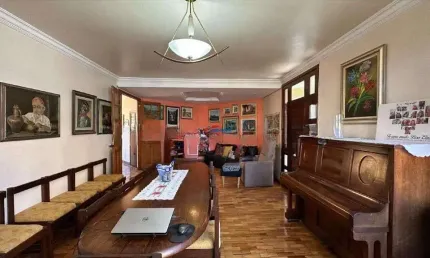 Casa 4 quartos, 5 vagas, quintal com árvoires frutíferas