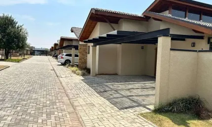 Casa térrea com 03 dormitórios em Condomínio fechado para locação em Atibaia/SP