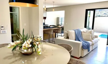 Casa em Condomínio com 03 dormitórios mobiliada em excelente localização