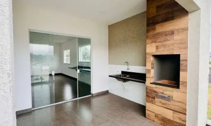 Sobrado novo com 03 suítes e excelente quintal no Jd do Lago em Atibaia