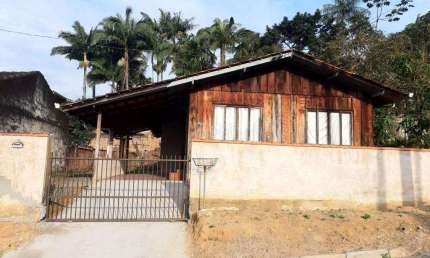 Casa com 3 quartos para alugar na Rua Irlanda, 87, Iririú, Joinville