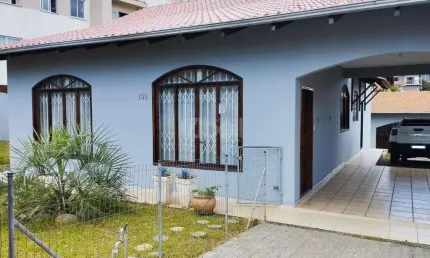 Casa com 3 quartos para alugar na Rua Tangará, 188, Saguaçu, Joinville