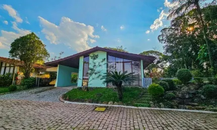Casa com 3 quartos para alugar na Rua General Osório, 257, América, Joinville