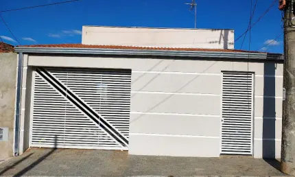 Charmosa Casa Térrea no Santa Rosália com 3 Dormitórios e Quintal