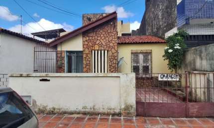 Excelente Casa Residencial no Parque Araxá com 05 Quartos