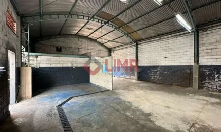 Barracão comercial com residência de 3 suítes com piscina