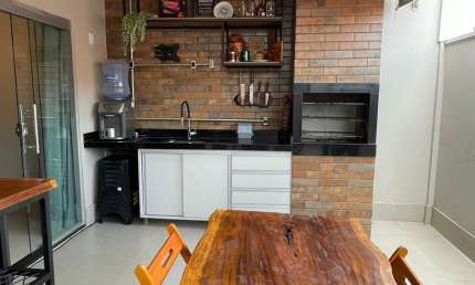 Casa com 2 quartos sendo 1 suíte com closet - Condomínio Montenegro - Região da saída para Chapada
