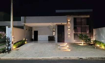Linda casa moderna no condomínio Flamboyants 2 com piscina, área gourmet e segurança 24 horas.