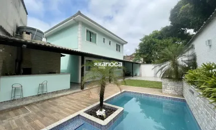 Casa para alugar com 300m², 3 quartos, 3 banheiros, 2 vagas de garagem.