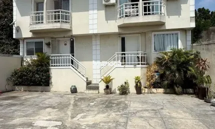 Casa para alugar com 135m², 3 quartos, 4 banheiros, 2 vagas de garagem.