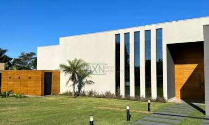 CASA TERREA COM 4 SUÍTES NO CONDOMINIO HORIZONTAL GOLFVILLE