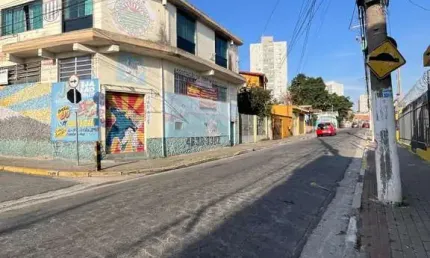 Prédio com três andares para locação - Vila Sopreter / Poá