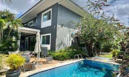 Casa de 253m2 com 3 Suítes + DCE e Piscina Privativa, em Condomínio Fechado