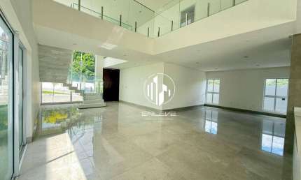 Casa de 320m2 com 4 Suites + Piscina Privativa, em Condomínio Fechado