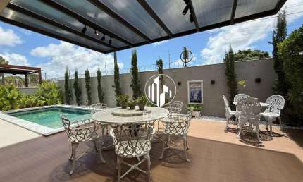 Casa de 239m2 com 4 Suítes + Piscina Privativa, Em Condomínio Fechado