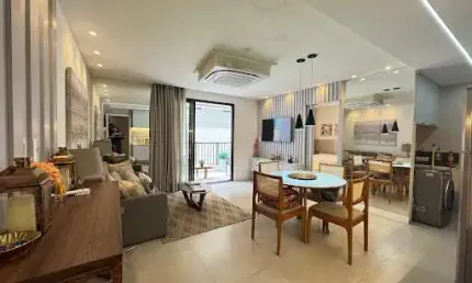 Apartamento pé na areia com 1 suíte + ampla varanda, mobiliado e projetado