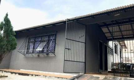 Casa com 3 quartos à venda no Jardim Alvorada, Londrina  por R$ 390.000