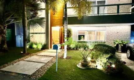 Casa porteira fechada em Alphaville Litoral Norte 1: 3 suítes, 333m², piscina e hidromassagem, fino acabamento. Agende sua visita!