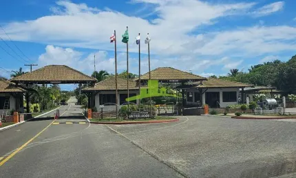 Condomínio INTERLAGOS | Casa com 345m² num Terreno de 1.320m² | 2 Casas prontas para moradia | Área verde | Piscina | Próxima à praia