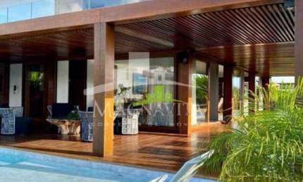 PRAIA DO FORTE | Casa com 380m² | 5 suítes sendo 4 com varanda  (1 suíte térrea) | Piscina | 2 garagens | Beira Mar | PORTEIRA FECHADA | Energia Solar