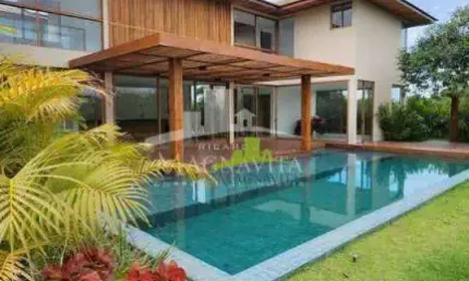 Casa de luxo na Praia do Forte, 430m², 5 suítes, master com closet, piscina, espaço gourmet, e 4 vagas de garagem. Condomínio completo!