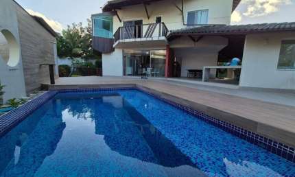 Casa de luxo à venda em Busca Vida, Camaçari: 390 m², 4 quartos, quintal com piscina, área verde, área gourmet,  e acesso privativo à praia. Segurança
