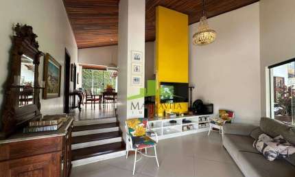 Casa à venda no Horto Florestal, 3/4 com 2 suítes, 516m² de terreno, piscina, jardim e 4 vagas de garagem em Salvador.