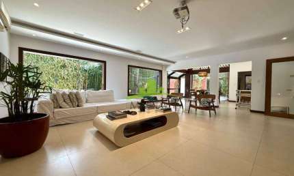 Casa à Venda no Horto Florestal, Condomínio Fechado, 610m², 4 Suítes, Porteira Fechada, Salão de Jogos, Piscina, R$ 4.200.000,00
