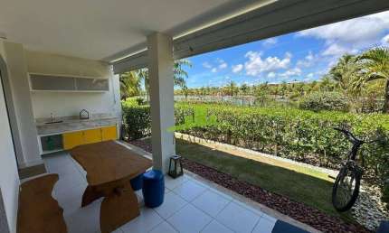 Iberostar Praia do Forte, Apartamento Garden à venda, térreo, 85m² + 15m² de Garden, 1/4  e sala, 2 banheiros. Vista para o Lago. Porteira Fechada!