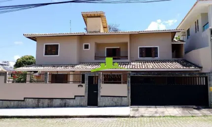 Priscila Dutra. Casa à venda em condomínio fechado, 297m², Nascente, 3 suítes com closet, Segurança 24h, Infraestrutura completa. Ótima Localização