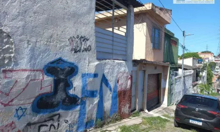 Casa (terreno) com 3 casas com duas frentes para a Rua Elias Mussa e Fundos Rua Raul Soares. Excelenbte oportunidade c/preço muito abaixo do mercado