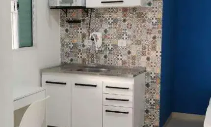 **linda kitnet próx. usp**01 dormtório, banheiro com box, cozinha c/ armário, microondas, geladeira nova, 02 cadeiras, box e cama, guarda roupa espaço