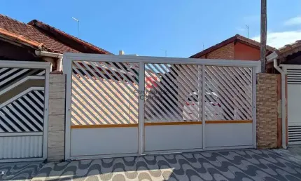 Casa geminada a 50 metros da praia com área gourmet no jardim real praia grande