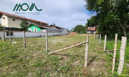 Excelente terreno, aterrado e cercado. pronto para construir, aproximadamente 200 metros da praia