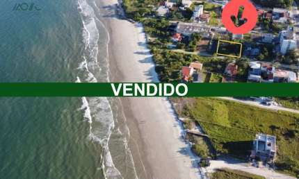 VENDIDO PELA MOVA! Casa com dois terrenos, quadra mar em Itapoá