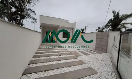 Casa com Piscina em Itapoá, 3 quartos sendo 1 suíte, pertinho da praia!